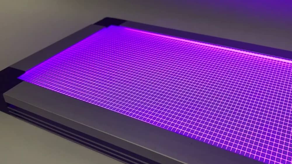 پنل ال ای دی پروژکتور در هنگام شب مانند یک آینه عمل می کند