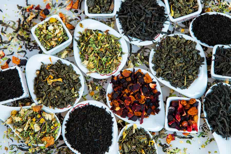 استفاده از چای خشک 1401 موجب افزایش درآمد یک مغازه دار همدانی شد